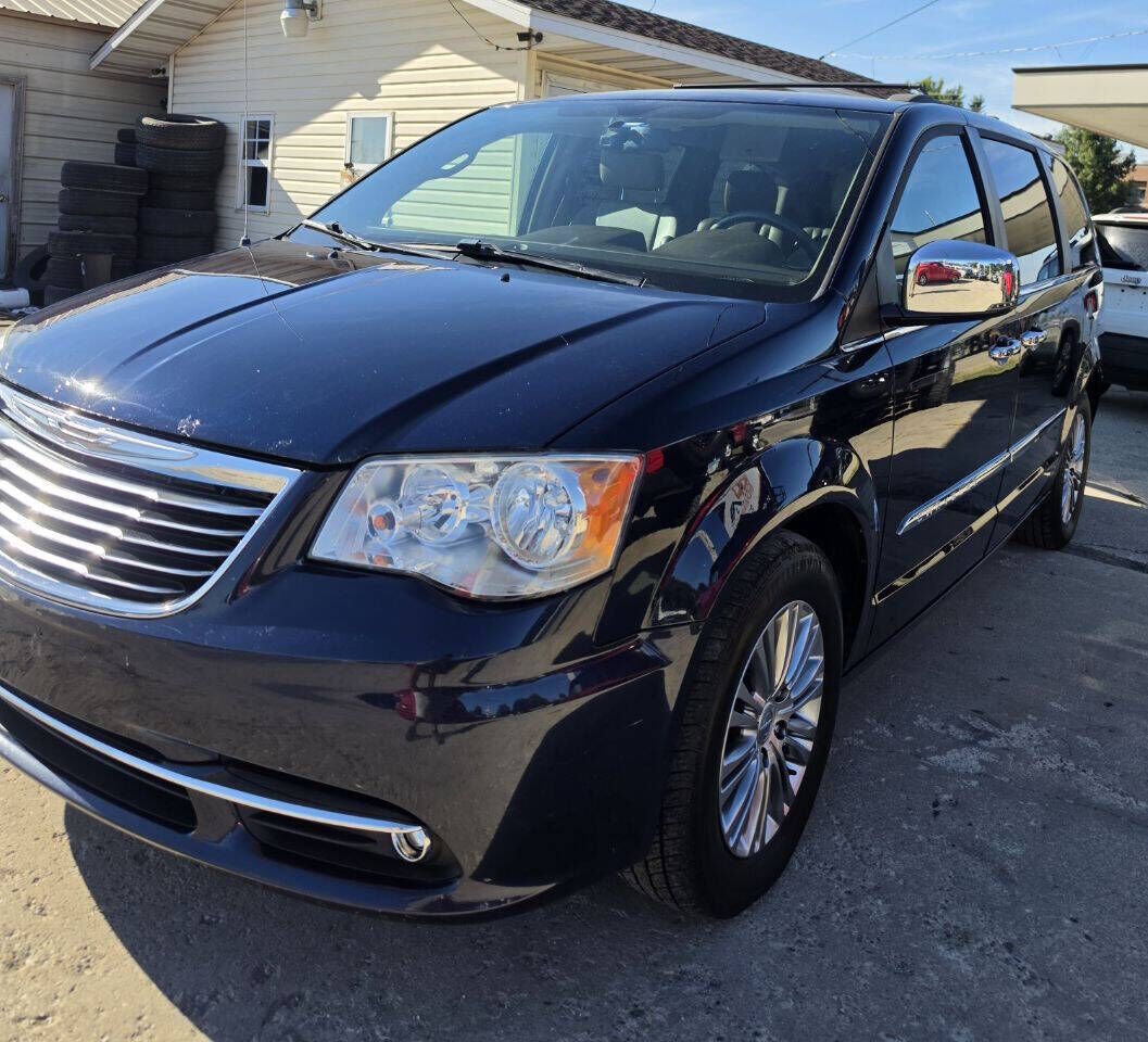2013 CHRYSLER Town and Country