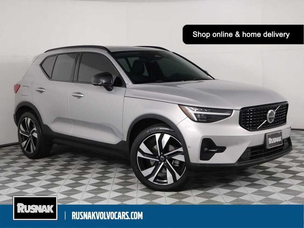 2024 VOLVO XC40