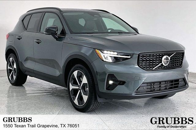 2026 VOLVO XC40