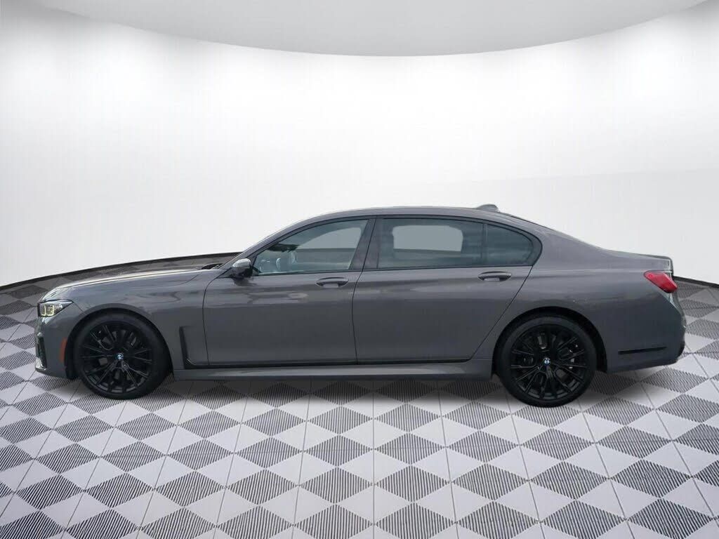 2022 BMW 740i