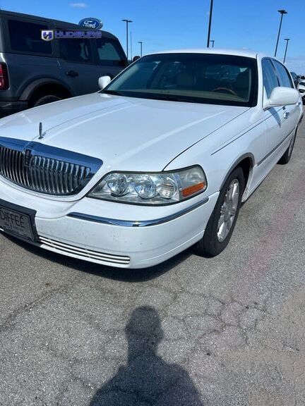 2010 LINCOLN Town Car