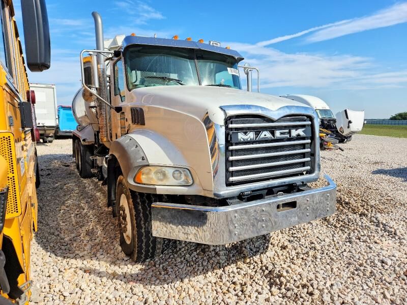 2016 MACK GU