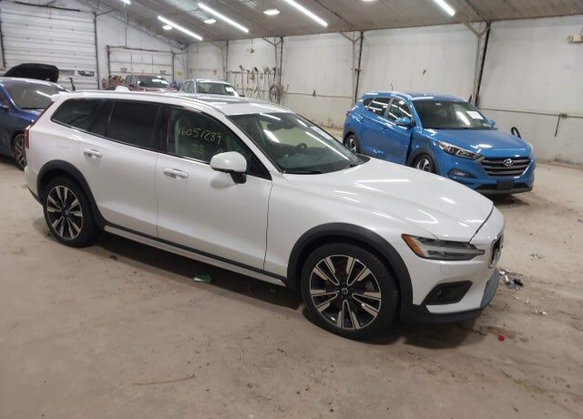 2023 VOLVO V60CC