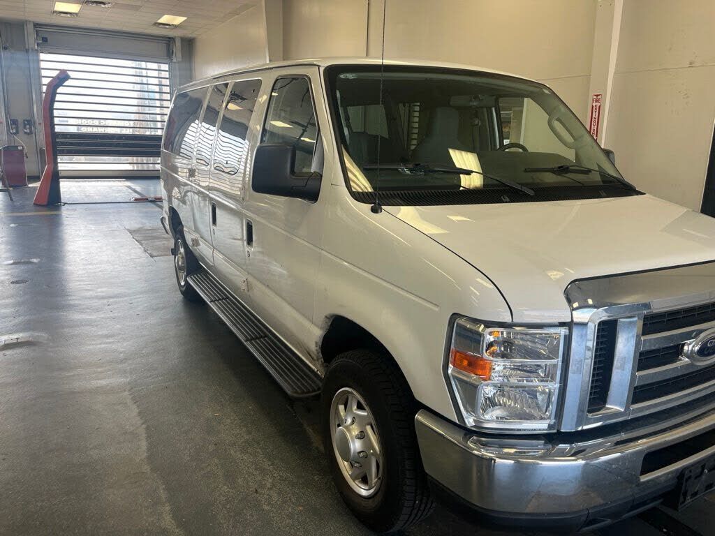 2011 FORD E-350