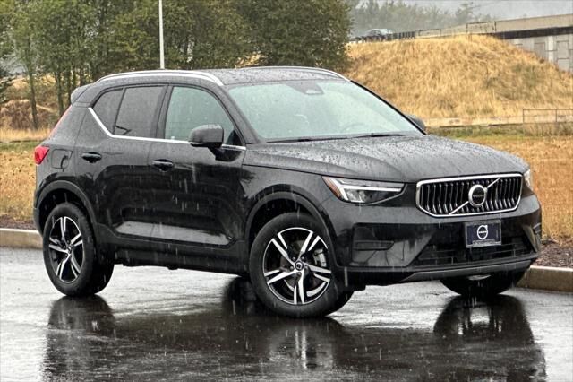 2025 VOLVO XC40