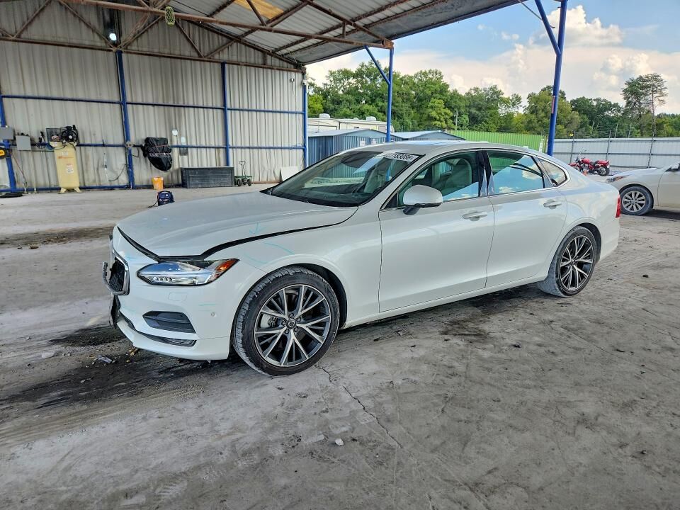 2017 VOLVO S90
