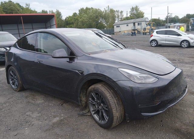 2025 TESLA Model Y