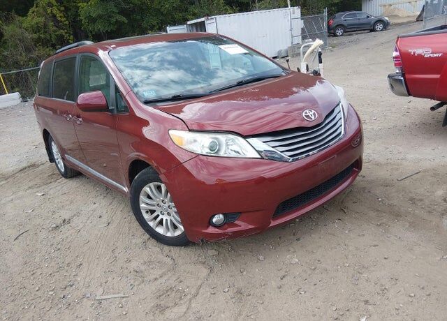 2017 TOYOTA Sienna