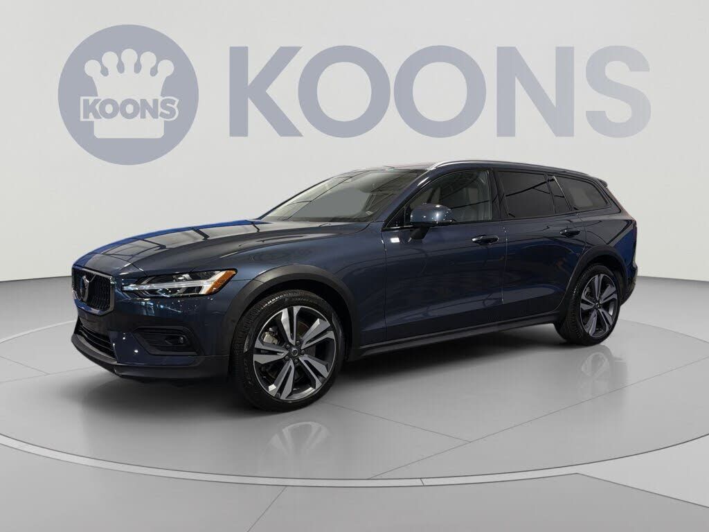 2025 VOLVO V60CC