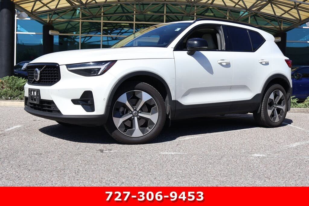 2025 VOLVO XC40