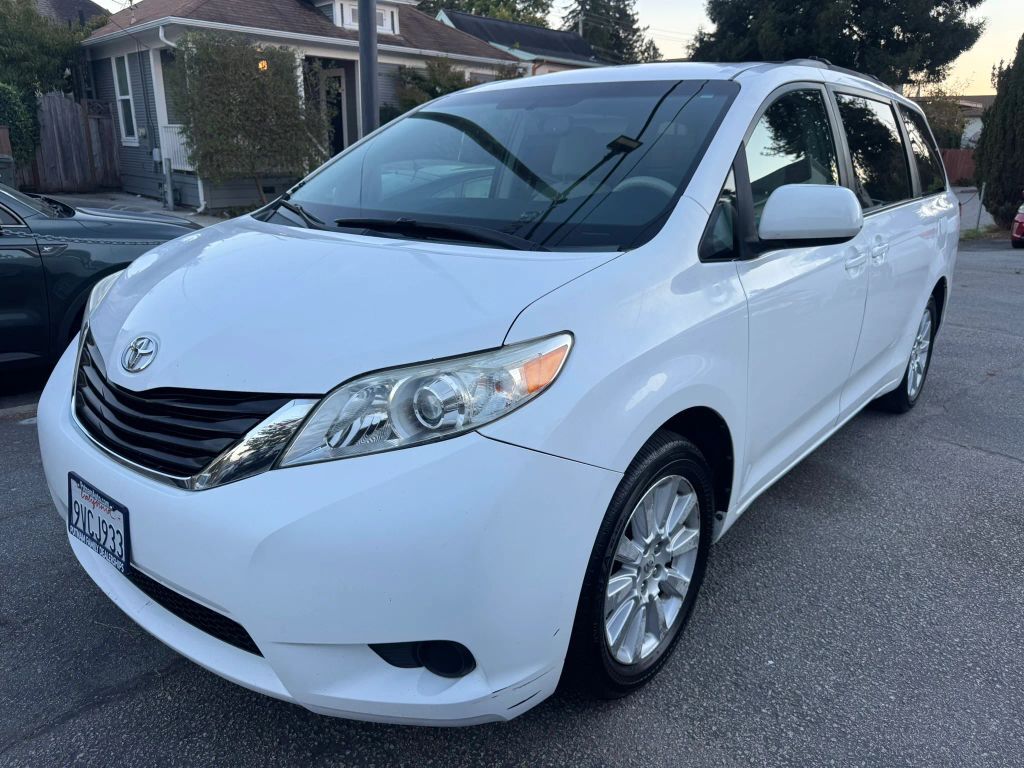 2011 TOYOTA Sienna