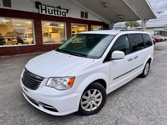 2016 CHRYSLER Town and Country