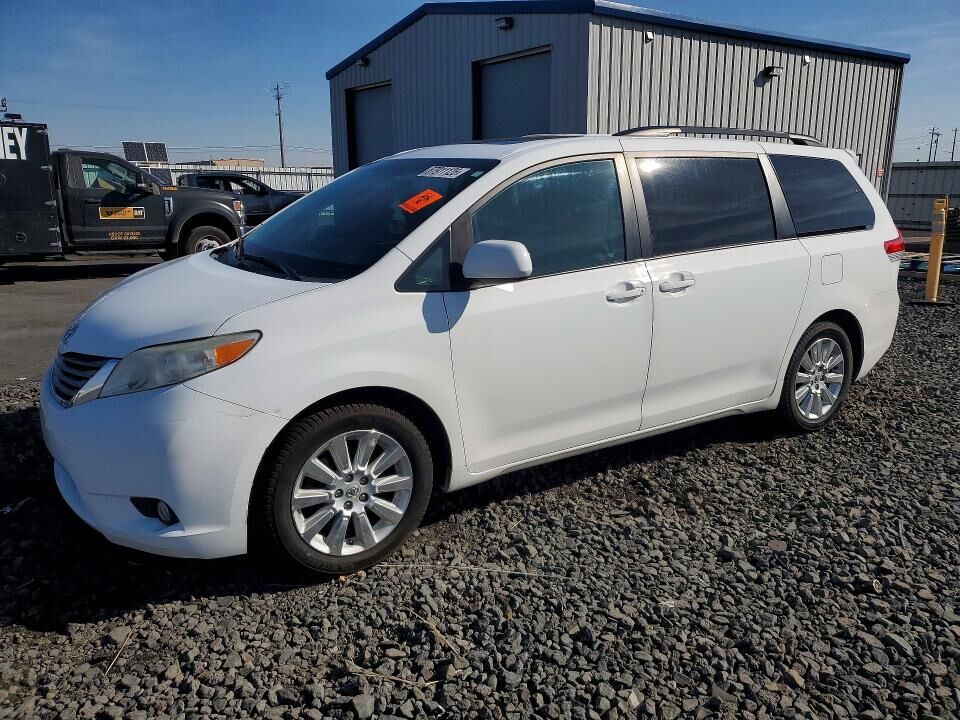 2011 TOYOTA Sienna