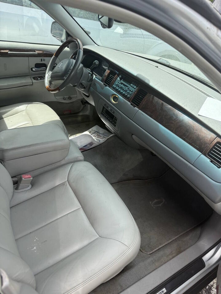 2001 LINCOLN Town Car
