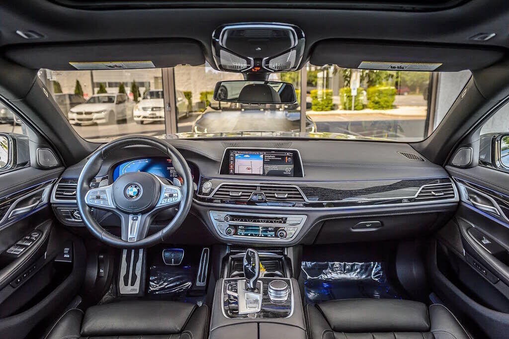 2022 BMW 740i