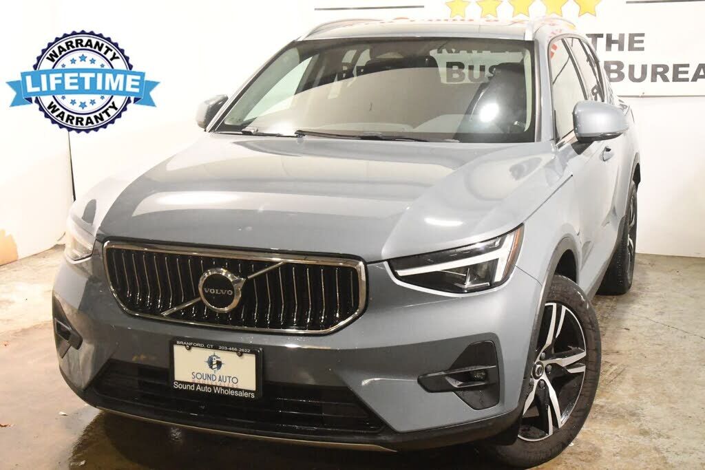 2023 VOLVO XC40