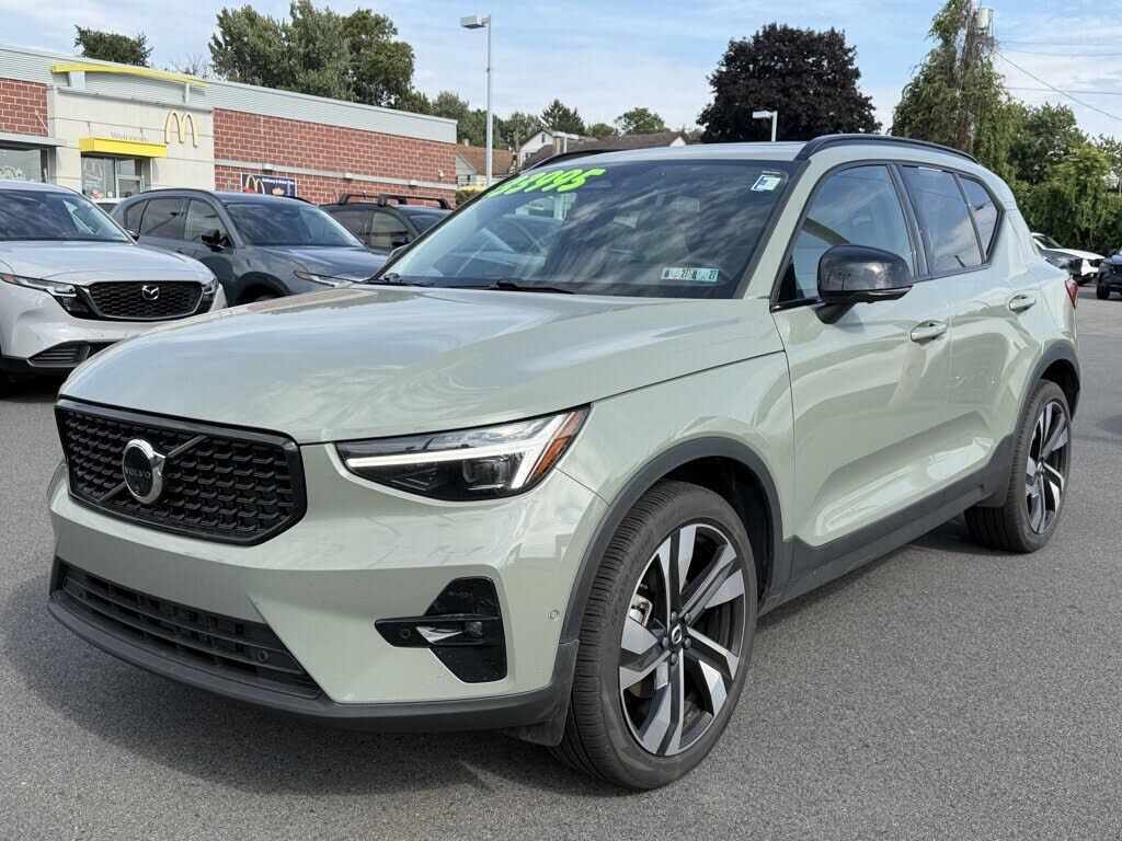 2025 VOLVO XC40
