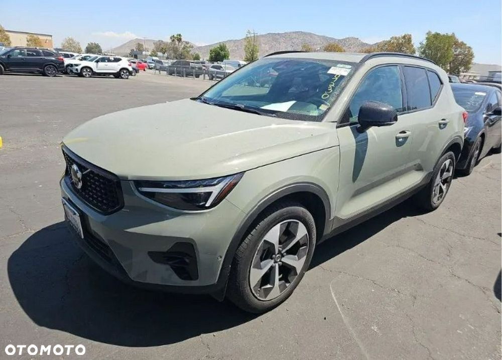 2023 VOLVO XC40