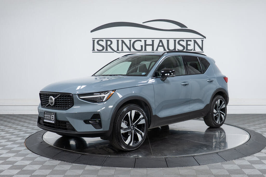 2023 VOLVO XC40
