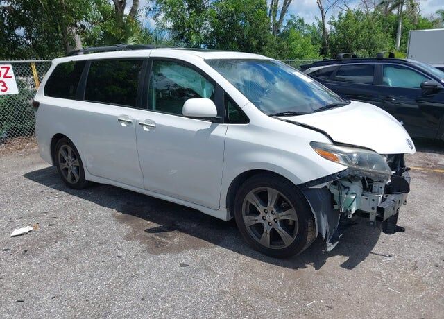 2017 TOYOTA Sienna