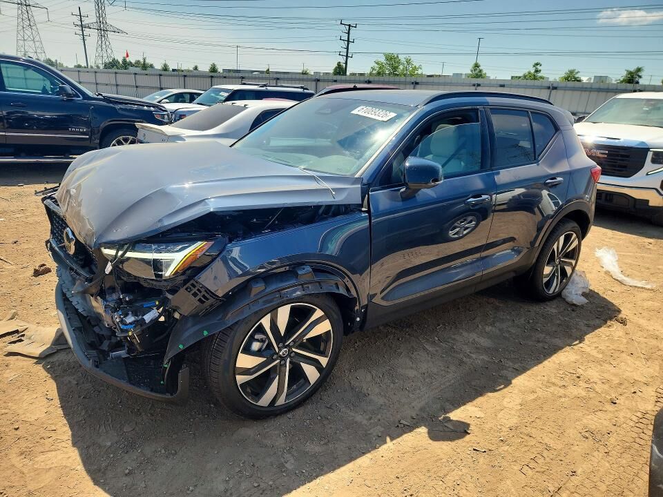 2026 VOLVO XC40