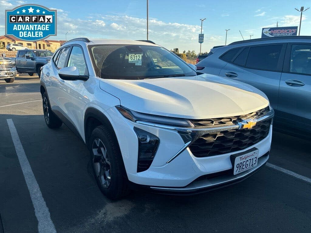 2025 CHEVROLET Trax