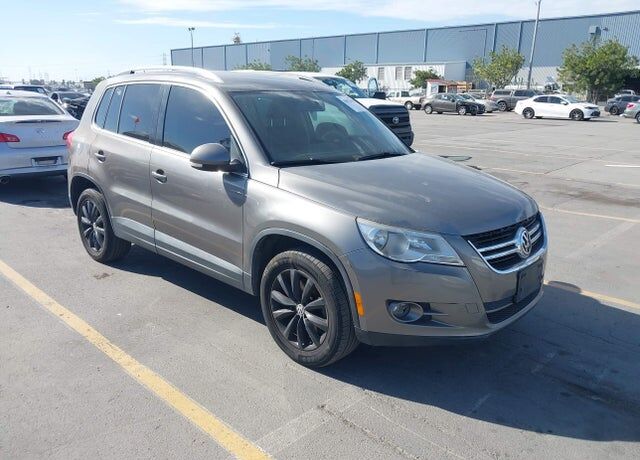 2011 VOLKSWAGEN Tiguan