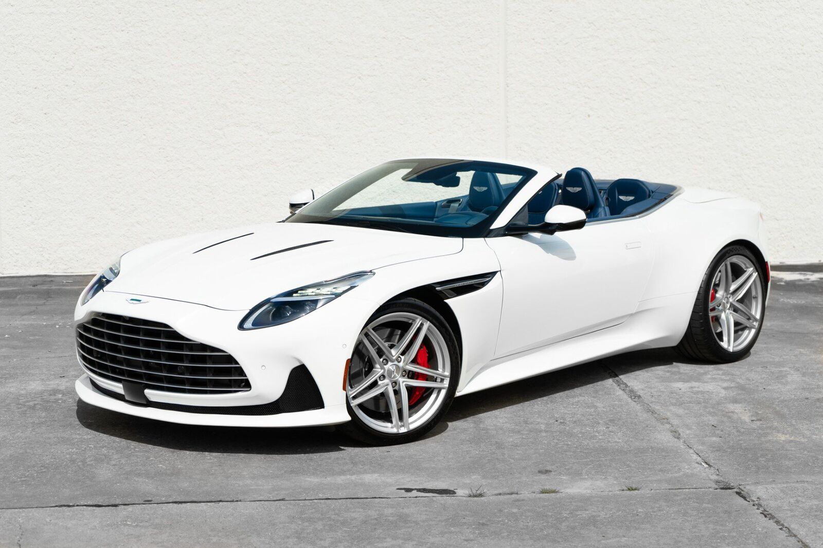 2025 ASTON MARTIN DB12