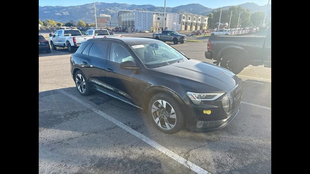 2022 AUDI e-tron