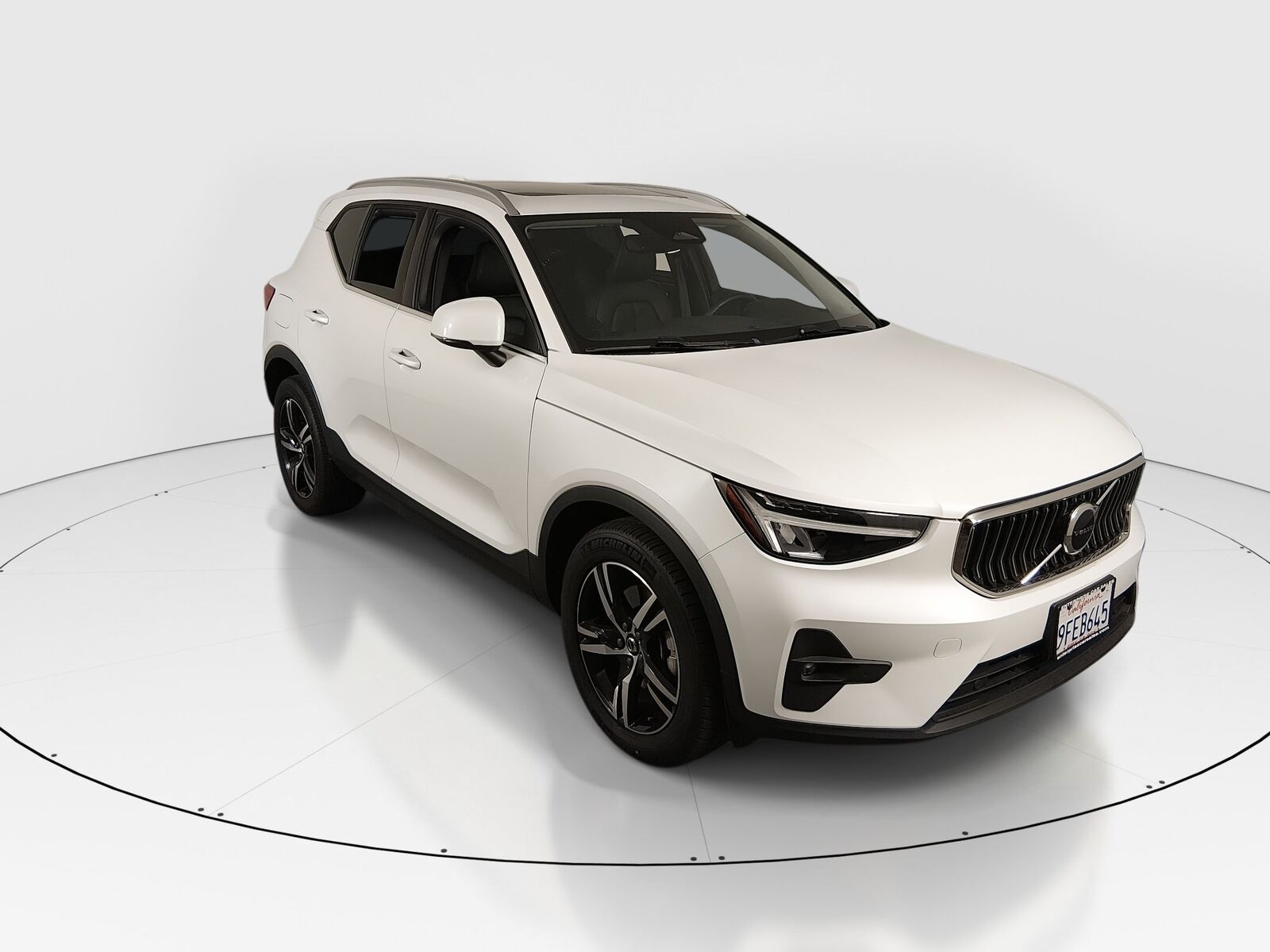 2023 VOLVO XC40
