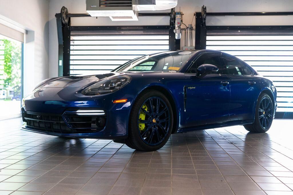 2023 PORSCHE Panamera