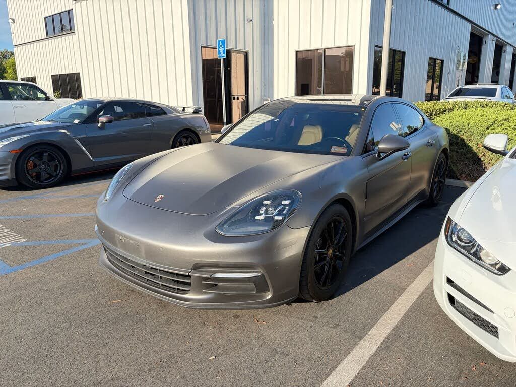 2018 PORSCHE Panamera