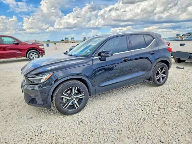 2025 VOLVO XC40