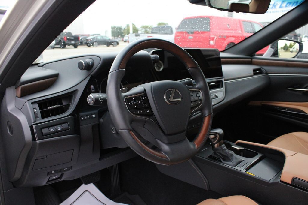 2025 Lexus ES