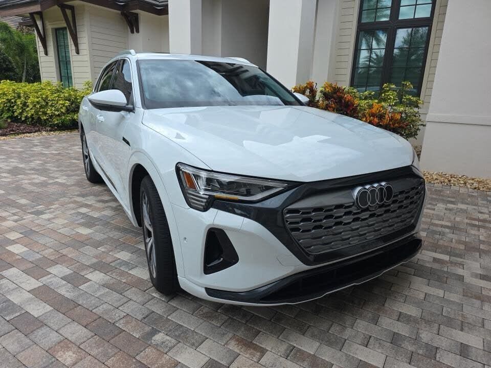 2024 AUDI Q8