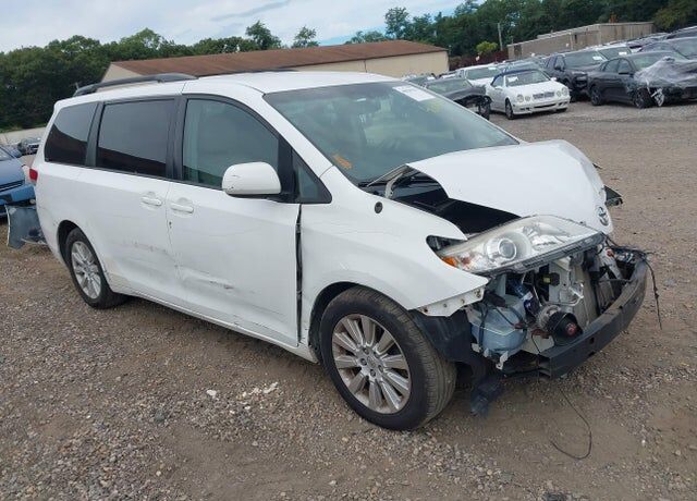 2014 TOYOTA Sienna