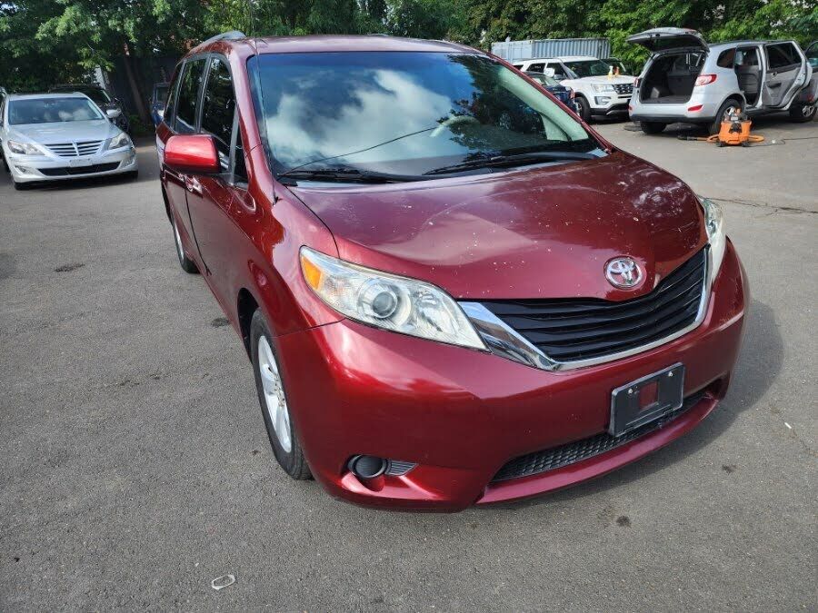 2011 TOYOTA Sienna
