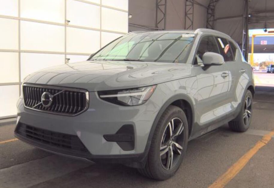 2025 VOLVO XC40