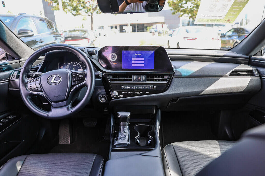 2025 Lexus ES