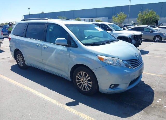 2017 TOYOTA Sienna