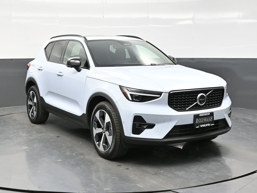 2026 VOLVO XC40