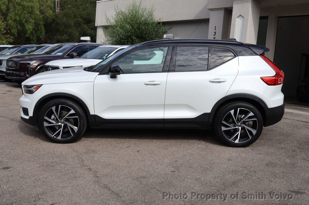 2022 VOLVO XC40
