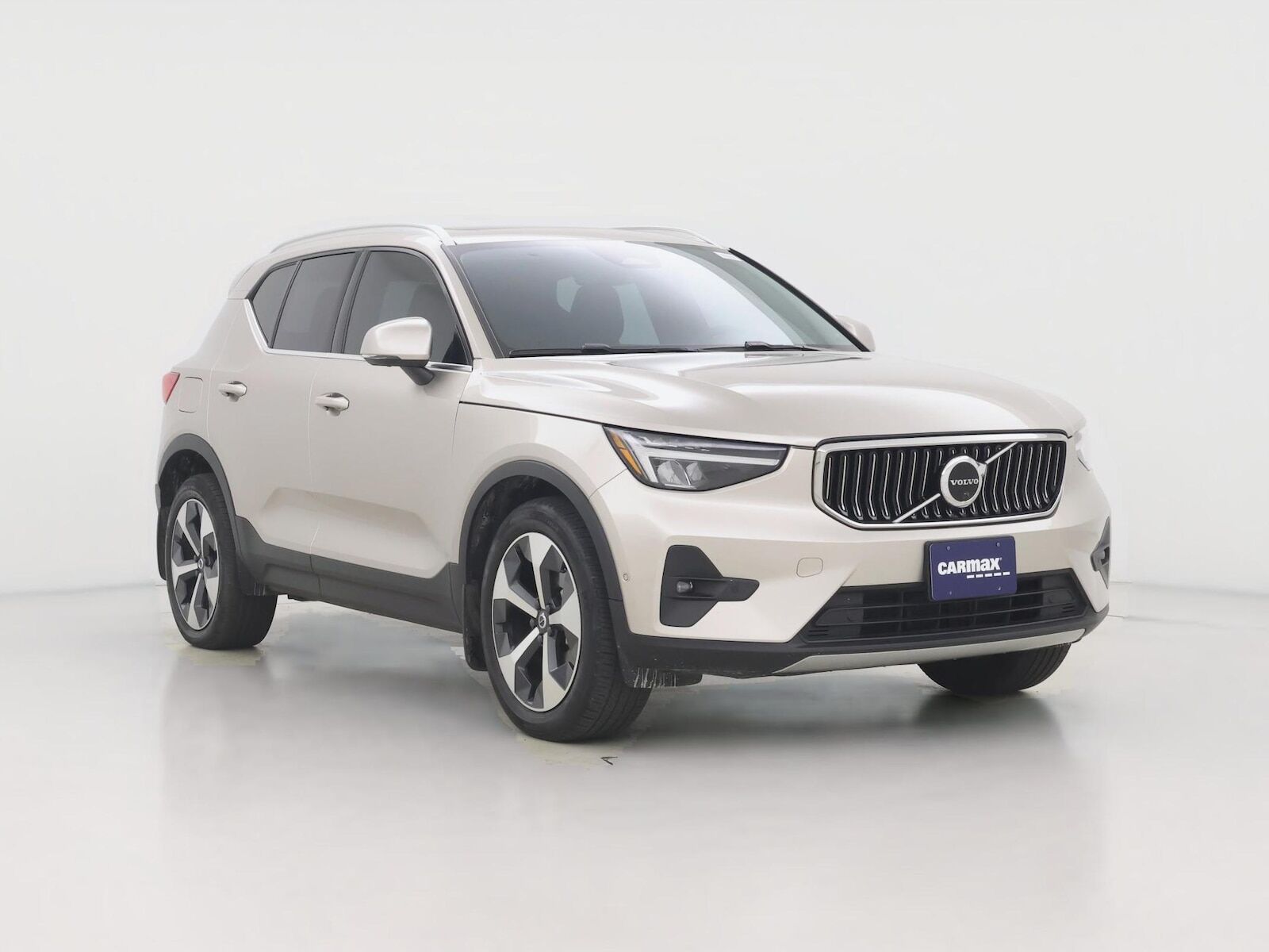 2023 VOLVO XC40