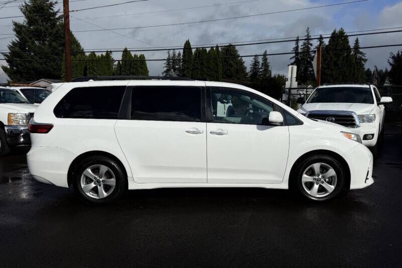 2018 TOYOTA Sienna