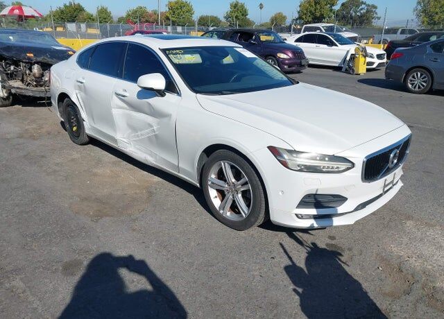 2017 VOLVO S90