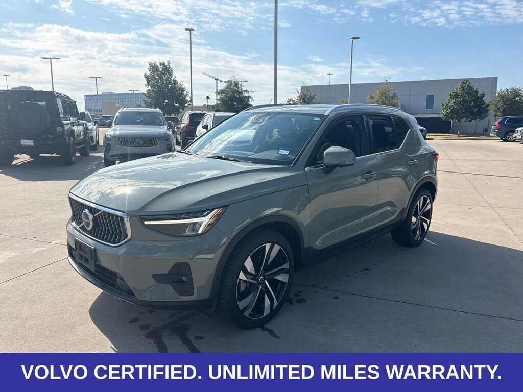 2023 VOLVO XC40