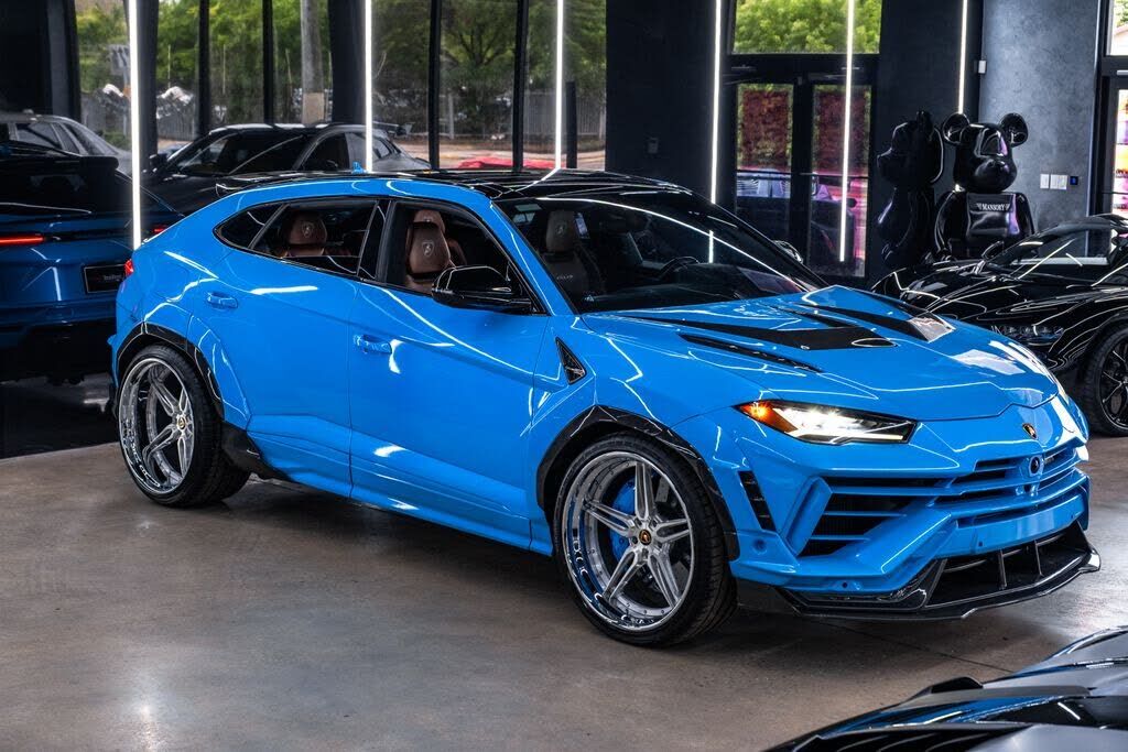 2023 LAMBORGHINI URUS