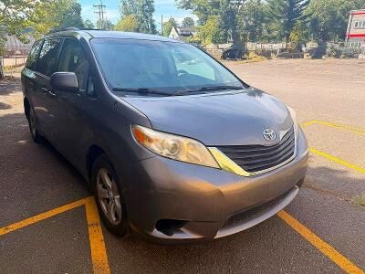 2011 TOYOTA Sienna