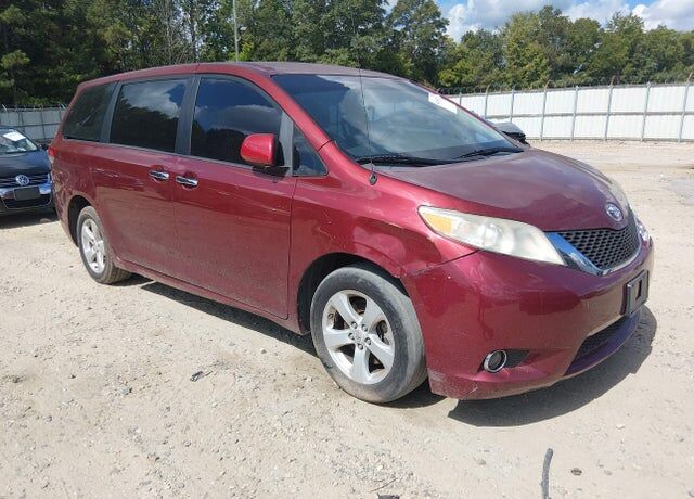 2011 TOYOTA Sienna