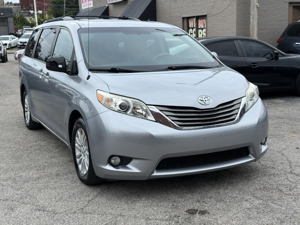2011 TOYOTA Sienna